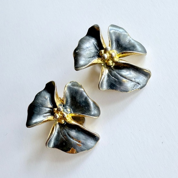 Vintage Chanel 1950s Gold-Plated Hydrangea Flower Clip Earrings by Lina Baretti - Picture 7 of 15